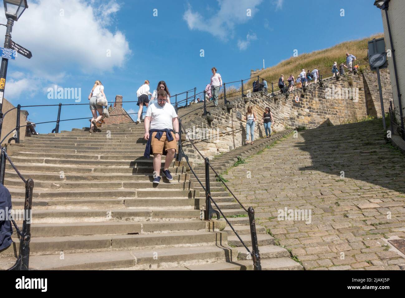 Ein Blick auf einen Teil der 199 Steps in Whitby, North Yorkshire, Großbritannien. Stockfoto