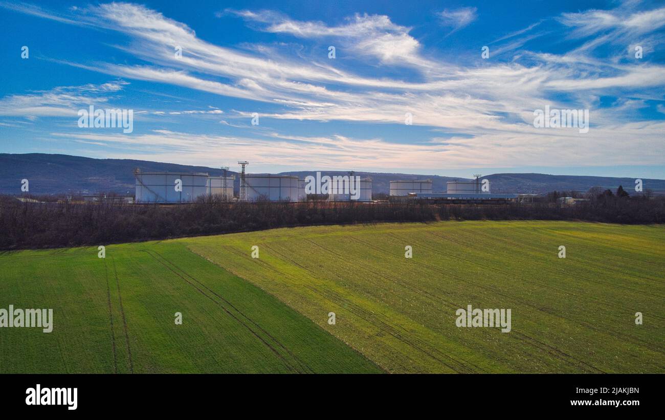 Drohnenfoto von Industriegebäuden Getreidesilos, um unbesäte Felder zu pflügen Stockfoto