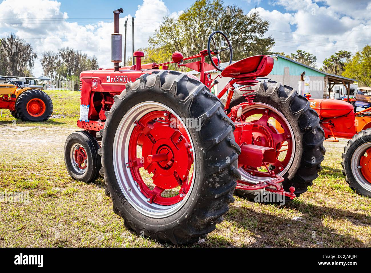 Fort Meade, FL - 23. Februar 2022: 1950 International Harvester McCormick Farmall Model M auf der lokalen Traktor-Show Stockfoto