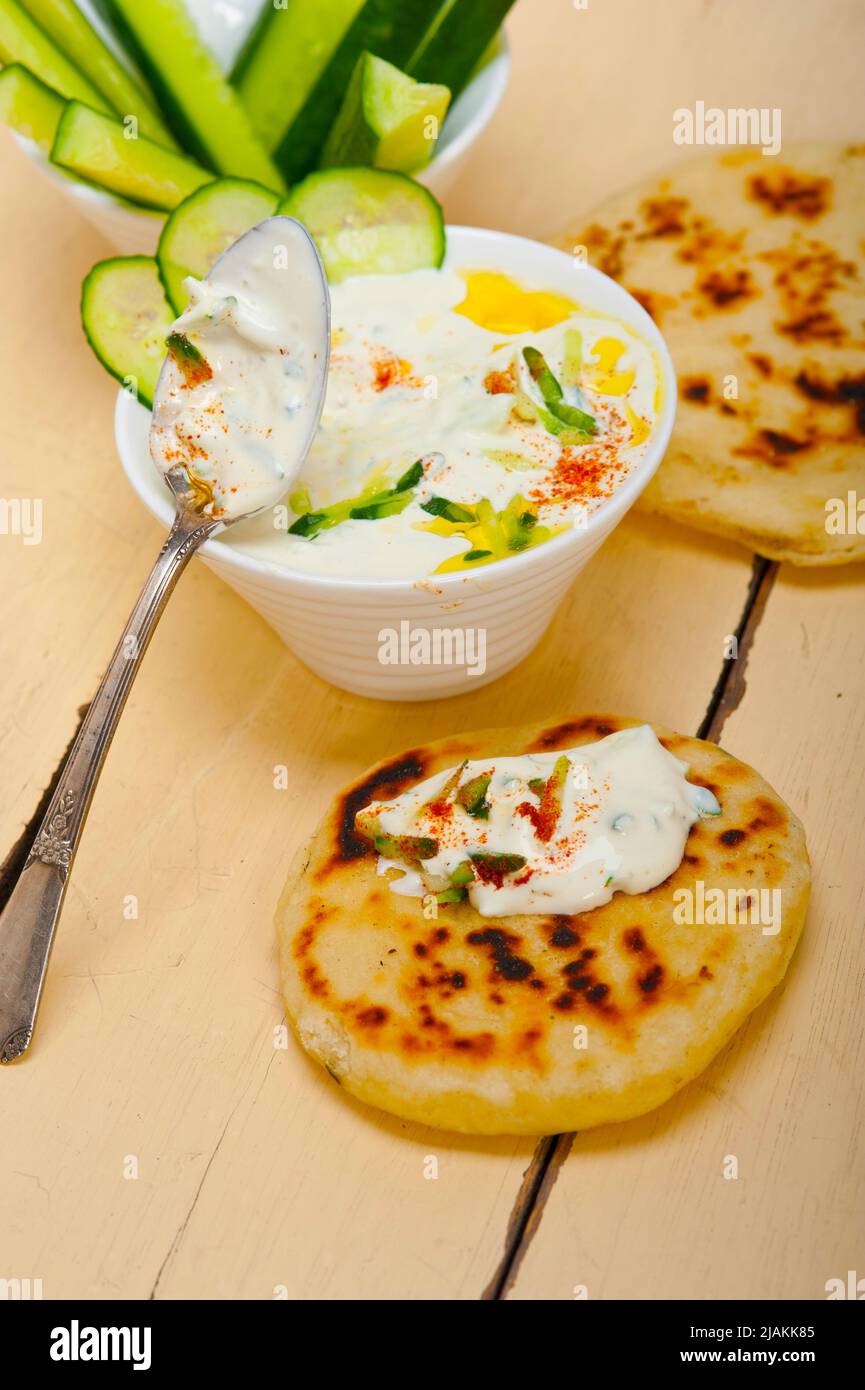Arabischen Nahen Osten Salatit Laban wa kh'yar Khyar Bi Laban Ziege Joghurt-Gurken-Salat Stockfoto