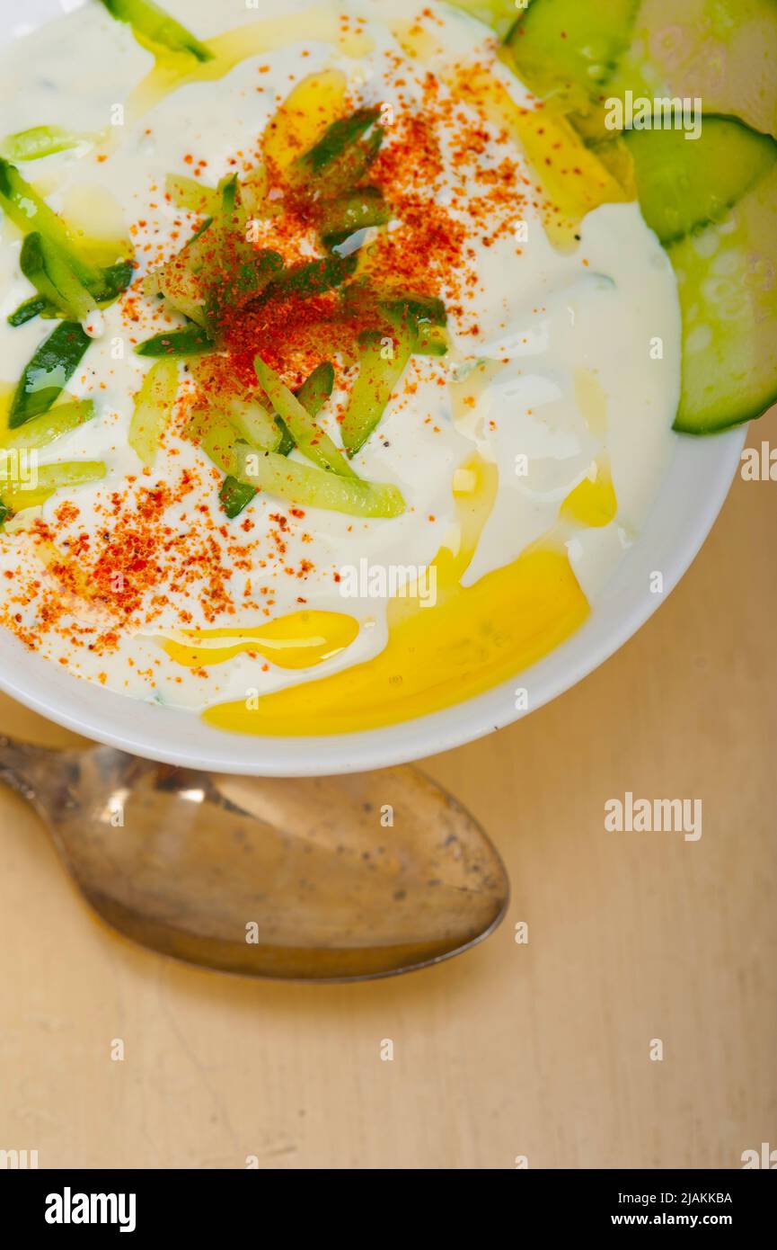 Arabischen Nahen Osten Salatit Laban wa kh'yar Khyar Bi Laban Ziege Joghurt-Gurken-Salat Stockfoto