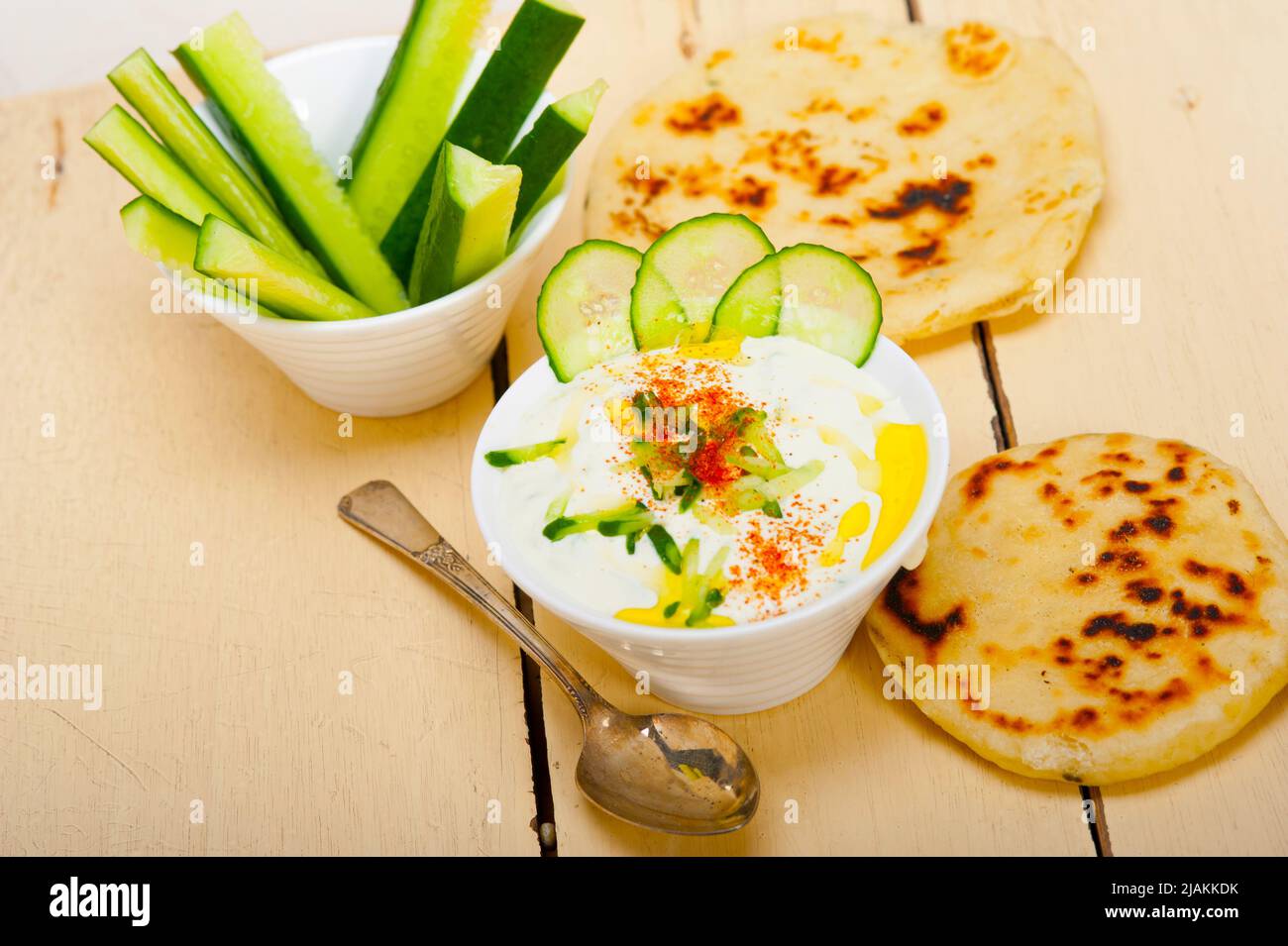 Arabischen Nahen Osten Salatit Laban wa kh'yar Khyar Bi Laban Ziege Joghurt-Gurken-Salat Stockfoto