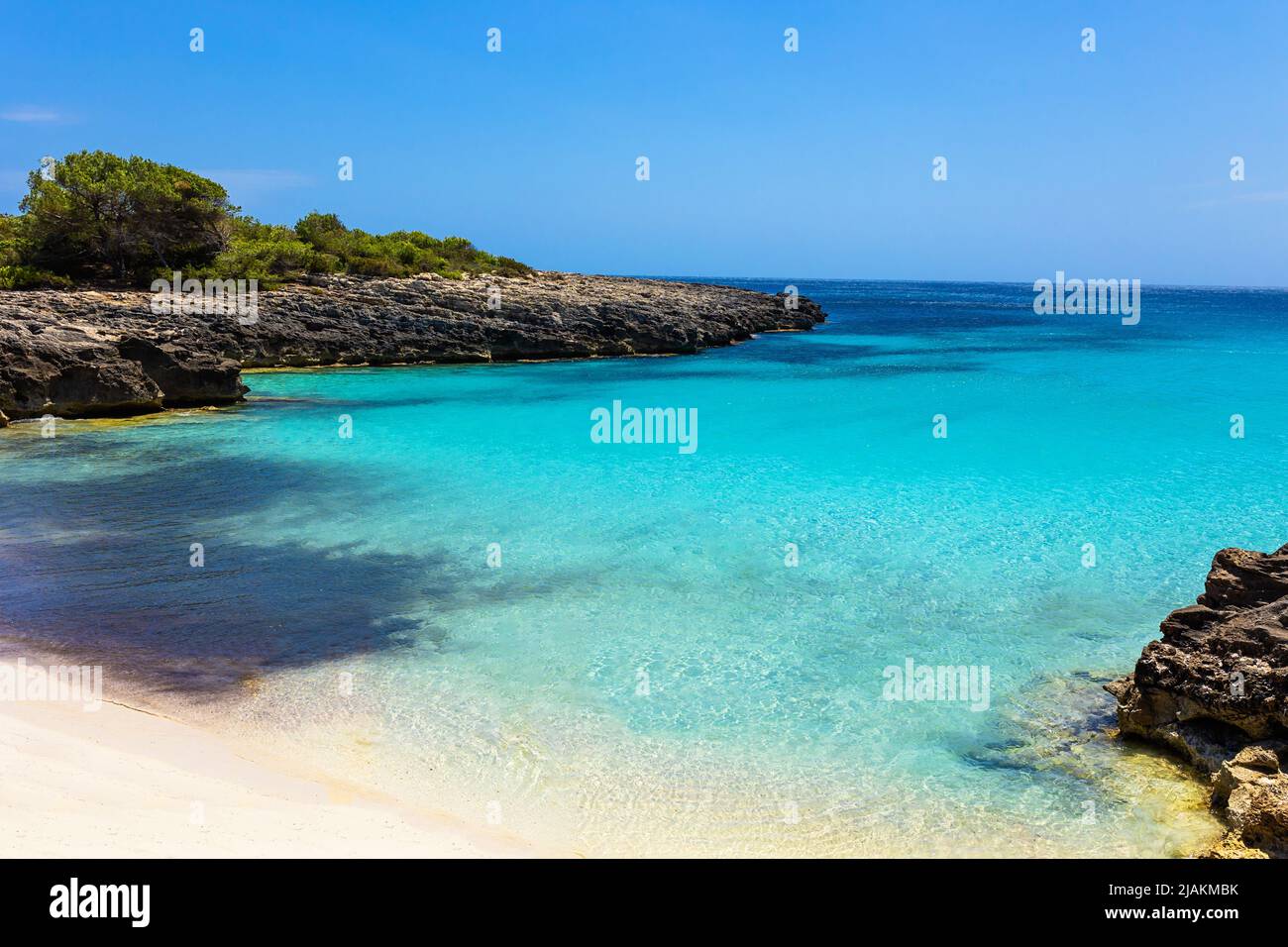 Cala Es Talaier in Menorca, Balearen, Spanien - wunderschöner türkisfarbener Strand mit Meereswasser an sonnigen Tagen Stockfoto