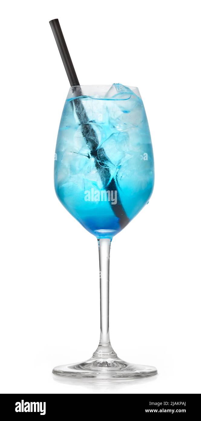 Glas blauen curacao oder Lagune Cocktail isoliert auf weißem Hintergrund Stockfoto