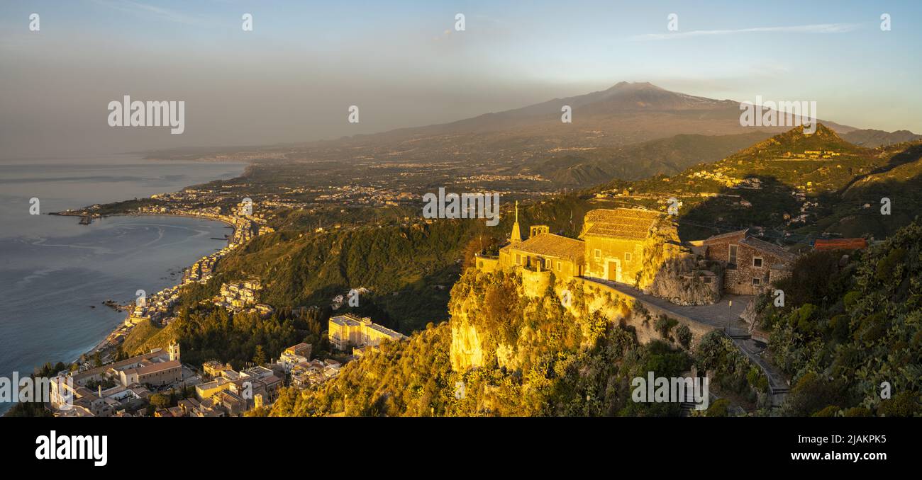 Panoramablick auf den Ätna und die Stadt Taormina .Sizilien,Italien. Stockfoto