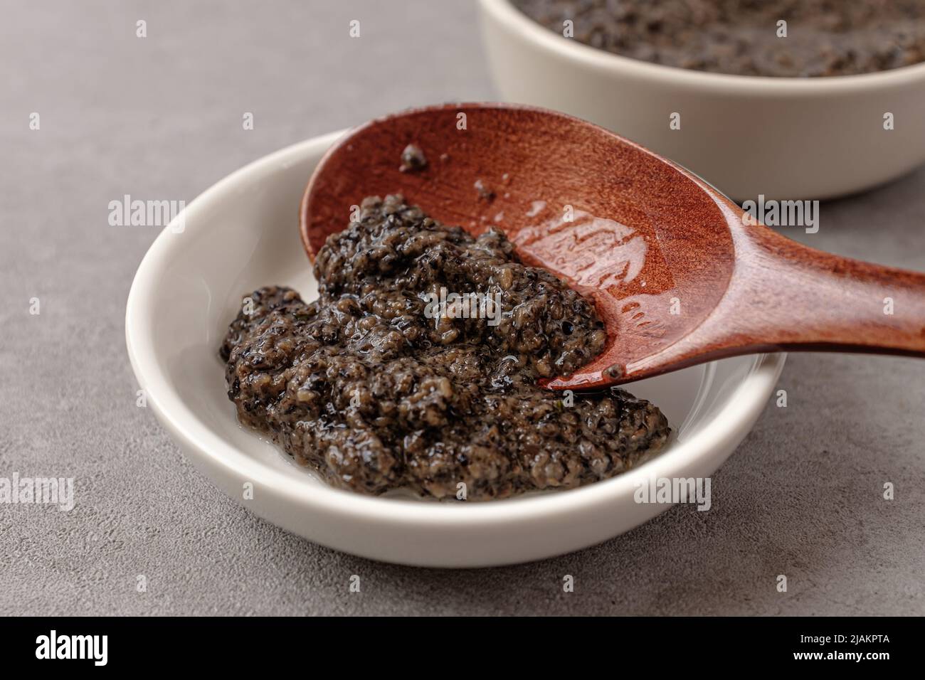 Trüffelsauce mit Trüffeln und Olivenöl Stockfoto