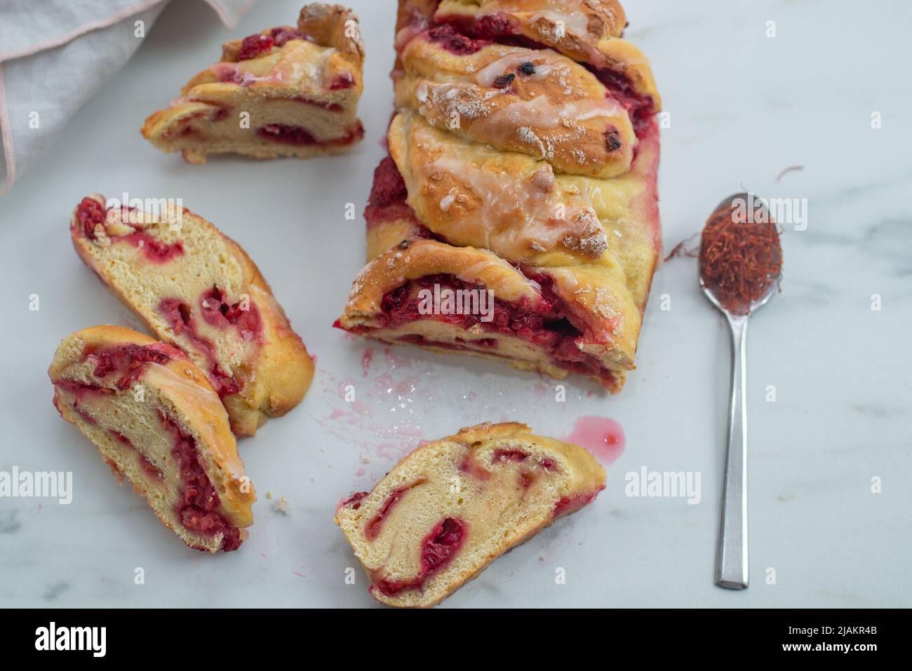 Süße hausgemachte Safran-Babka-Brioche mit Himbeeren Stockfoto