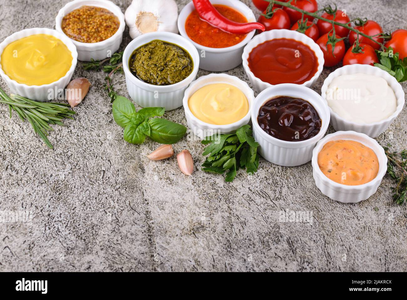 Set aus verschiedenen Saucen. Ketchup, Senf und Mayonnaise Stockfoto