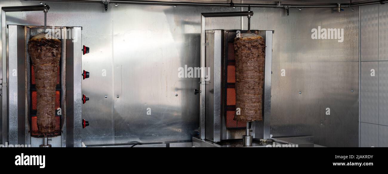 Döner Kebab – Gericht in türkischer Küche. Gebratenes Fleisch für Shawarma im Straßencafé oder Restaurant Stockfoto