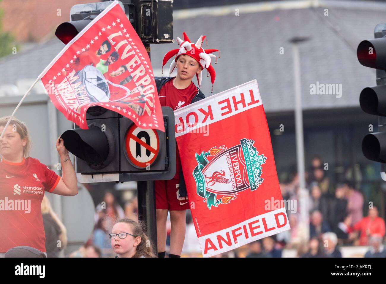 Liverpool Football Club Siegesparade durch die Straßen der Stadt, bei der der Ligapokal und die Trophäen des FA Cup gefeiert werden. Junge mit Flagge Stockfoto