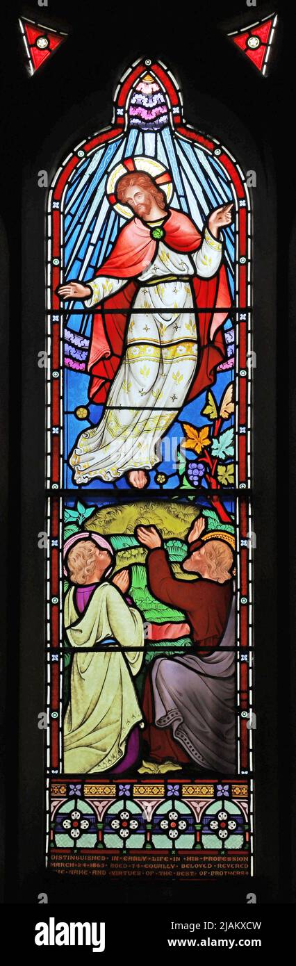 Ein Buntglasfenster von Frederick Preedy, das den Aufstieg Christi darstellt, der von seinen Jüngern bezeugt wurde, Holy Trinity Church, Arrow, Warwickshire Stockfoto