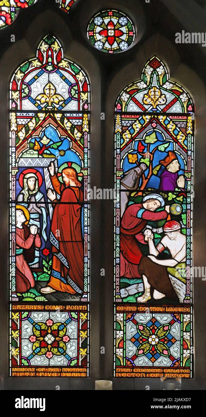 Ein Buntglasfenster von Frederick Preedy, das die Auferweckung von Lazarus & Good Samaritan, die Holy Trinity Church, Arrow, Warwickshire darstellt Stockfoto