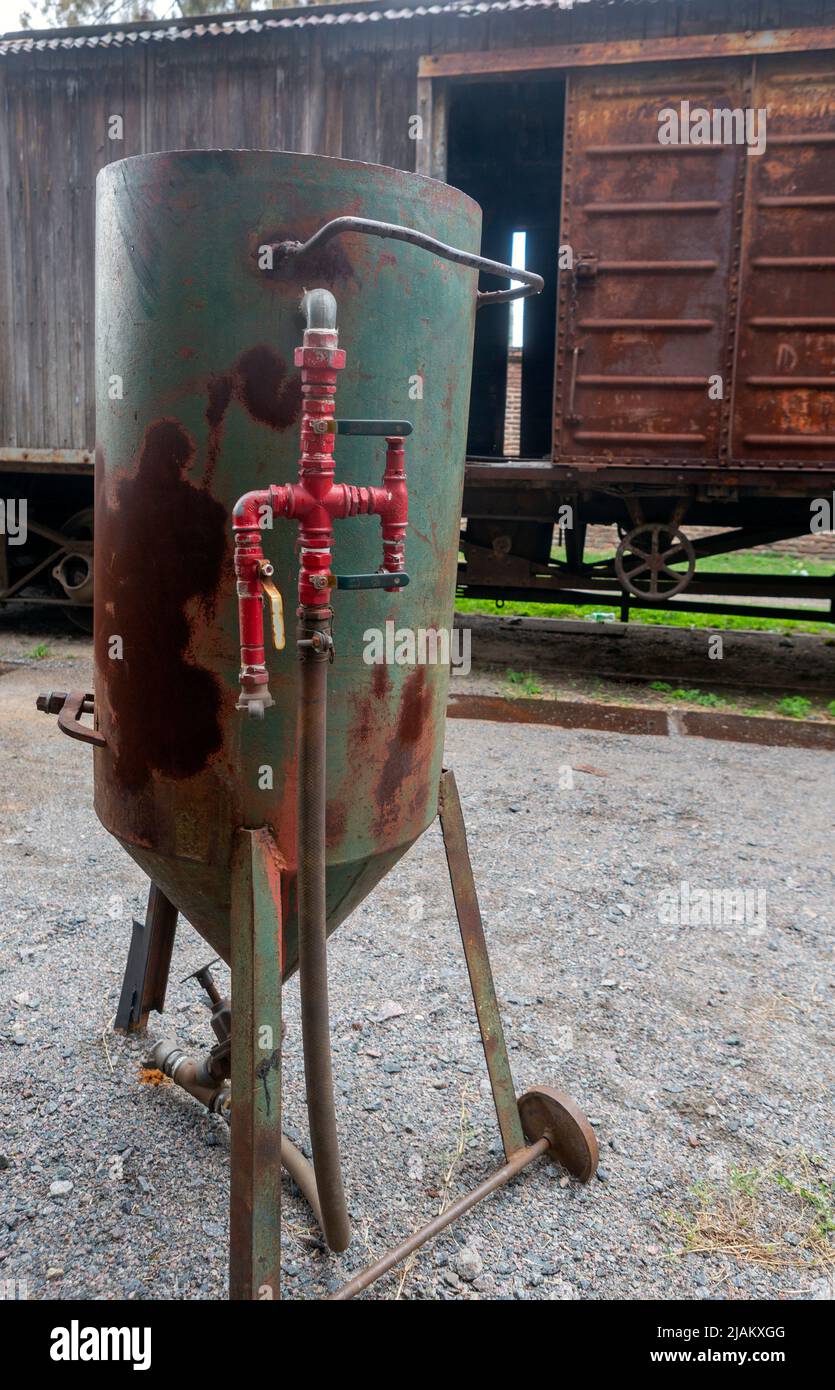 Foto eines antiken und alten Wassertanks, der in Bahnhöfen verwendet wurde Stockfoto