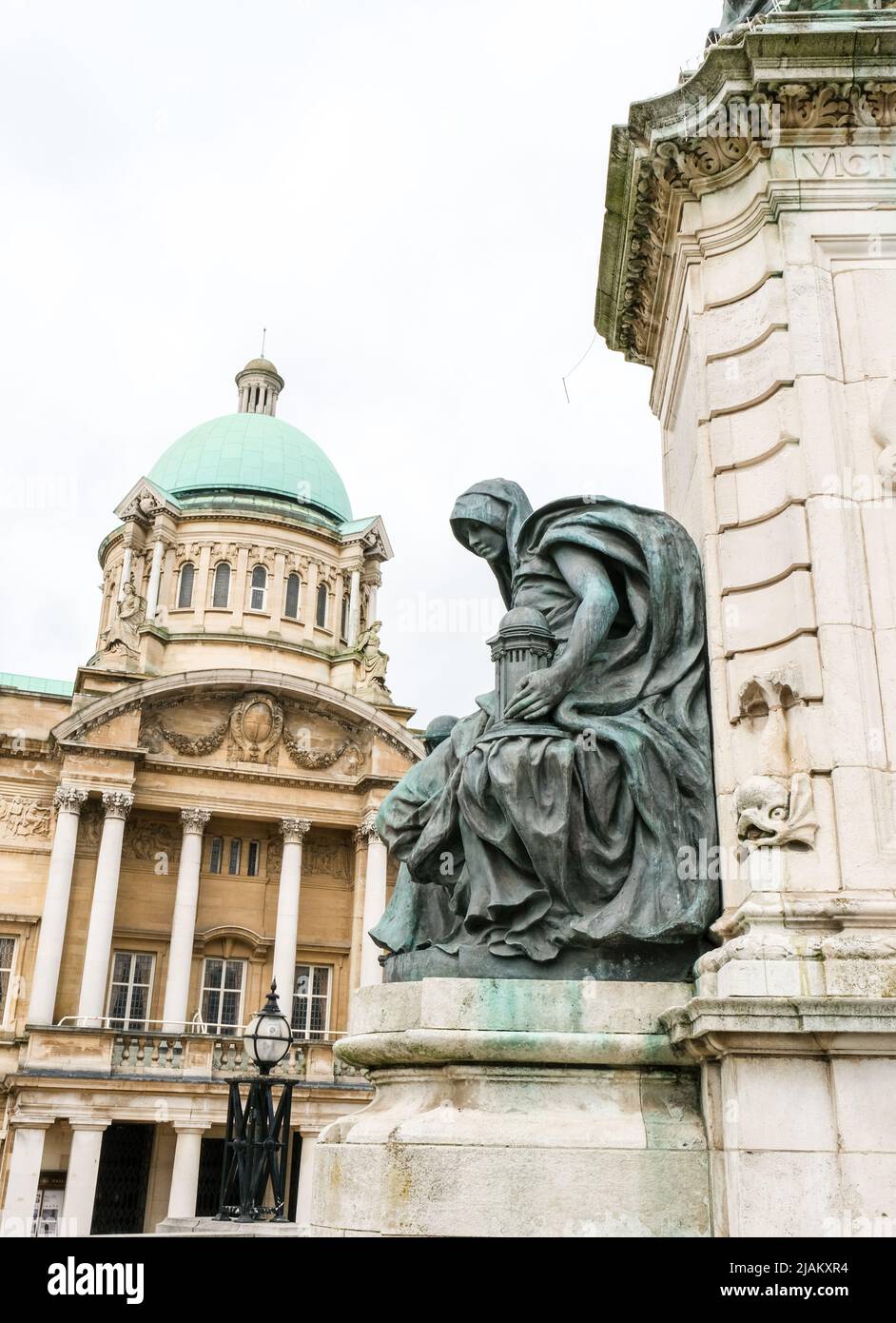 Hull, East Yorkshire, Großbritannien. 21. Mai 2022 Eine bronzene Statue am Fuße des Queen Victoria-Denkmals, die ein kuppelförmiges Gebäude in Anlehnung an das Rathaus beherbergt Stockfoto
