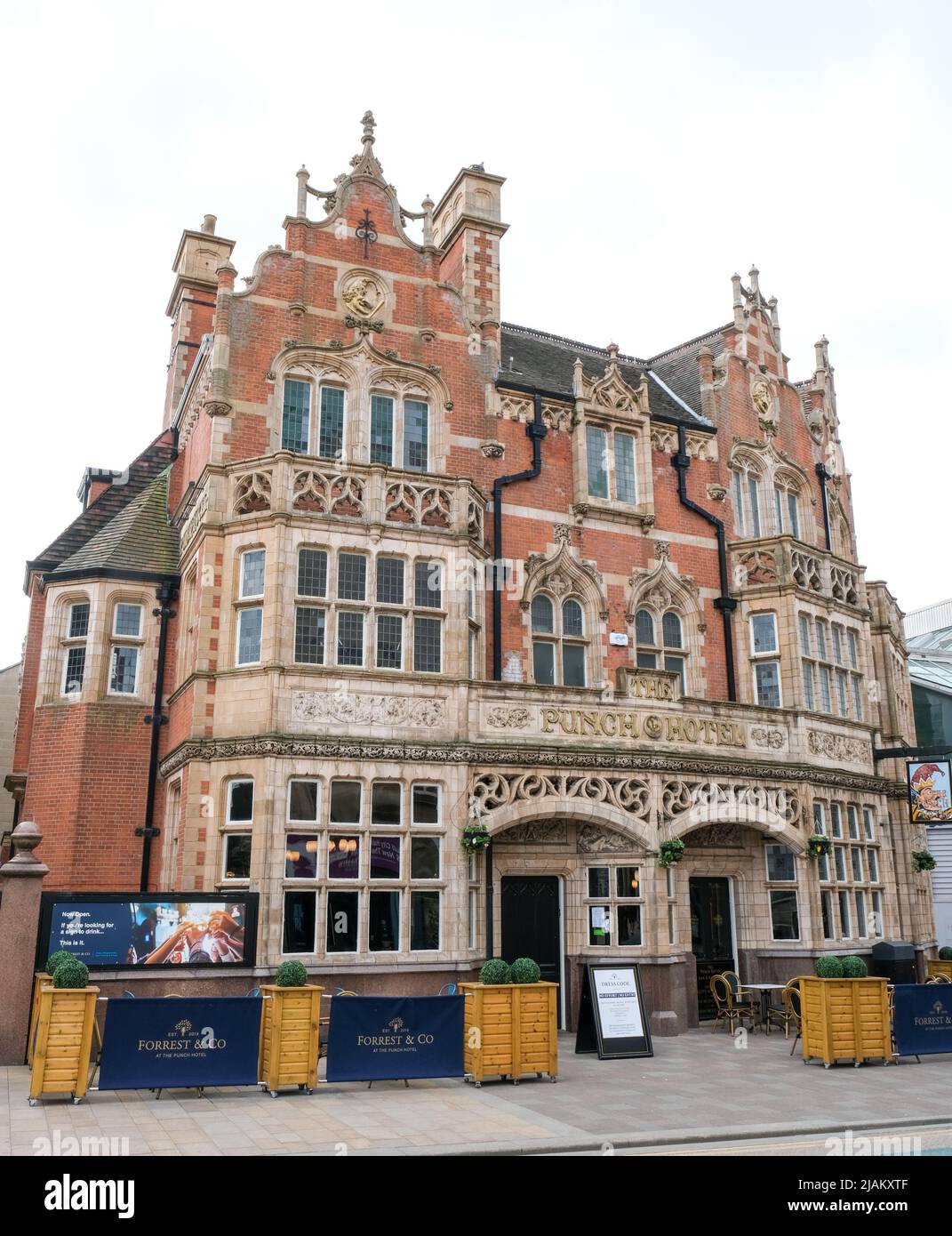 Hull, East Yorkshire, Großbritannien. 21. Mai 2022 Außenansicht des Punch Hotels aus dem 19.. Jahrhundert am Victoria Square. Stockfoto