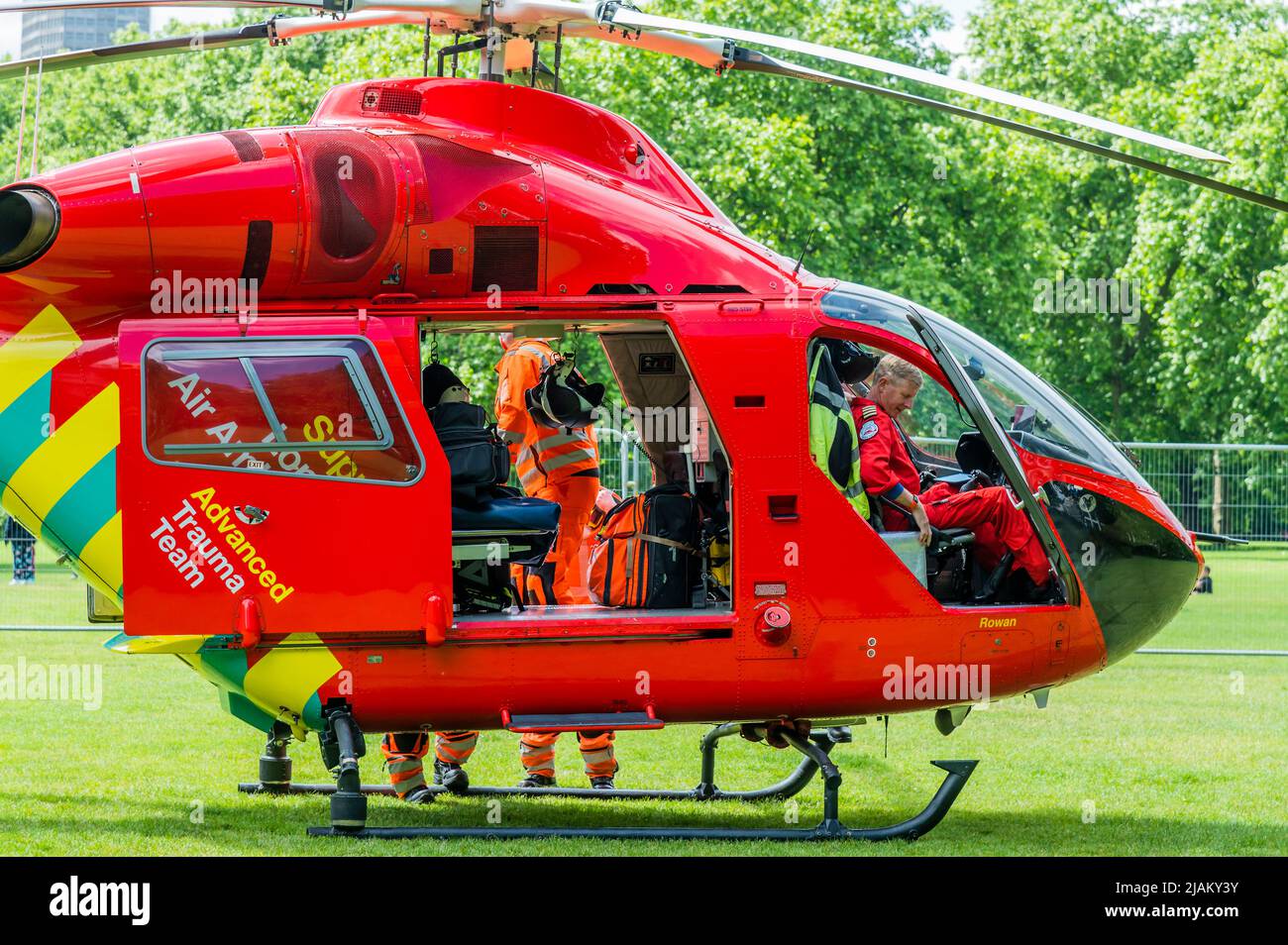 London, Großbritannien. 31.. Mai 2022. Die Londoner Feuerwehr, die Polizei und der Rettungsdienst, einschließlich des Air Ambulance, nehmen an einem Zwischenfall an der U-Bahn-Station Green Park Teil. Es wurde berichtet, dass eine Person unter einem Zug war, aber der Krankenwagen nicht benötigt wurde und die Dienste der Dienststellen bald danach abreisten. Kredit: Guy Bell/Alamy Live Nachrichten Stockfoto