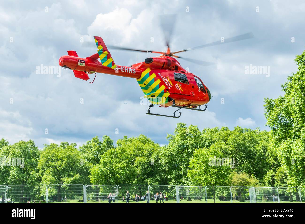 London, Großbritannien. 31.. Mai 2022. Nach der Beladung mit der Besatzung hebt der Air Ambulance ab - die Londoner Feuerwehr, die Polizei und der Ambulanzdienst, einschließlich der Air Ambulance, nehmen an einem Vorfall an der U-Bahn-Station Green Park Teil. Es wurde berichtet, dass eine Person unter einem Zug war, aber der Krankenwagen nicht benötigt wurde und die Dienste der Dienststellen bald danach abreisten. Kredit: Guy Bell/Alamy Live Nachrichten Stockfoto