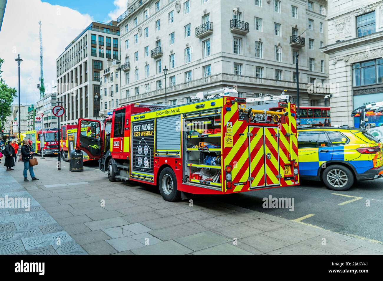 London, Großbritannien. 31.. Mai 2022. Feuerwehrfahrzeuge warten draußen - die Londoner Feuerwehr, die Polizei und der Rettungsdienst, einschließlich der Air Ambulance, nehmen an einem Vorfall an der U-Bahnstation Green Park Teil. Es wurde berichtet, dass eine Person unter einem Zug war, aber der Krankenwagen nicht benötigt wurde und die Dienste der Dienststellen bald danach abreisten. Kredit: Guy Bell/Alamy Live Nachrichten Stockfoto