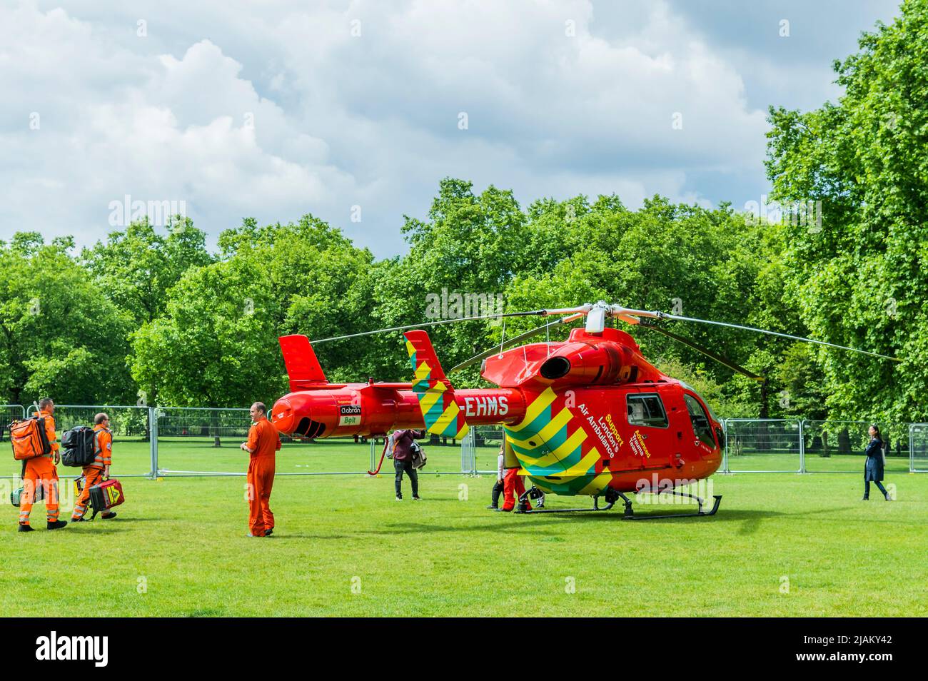 London, Großbritannien. 31.. Mai 2022. Sanitäter des fortgeschrittenen Trauma-Teams kehren zur Air Ambulance zurück - die Londoner Feuerwehr, die Polizei und der Rettungsdienst, einschließlich der Air Ambulance, nehmen an einem Vorfall an der U-Bahn-Station Green Park Teil. Es wurde berichtet, dass eine Person unter einem Zug war, aber der Krankenwagen nicht benötigt wurde und die Dienste der Dienststellen bald danach abreisten. Kredit: Guy Bell/Alamy Live Nachrichten Stockfoto