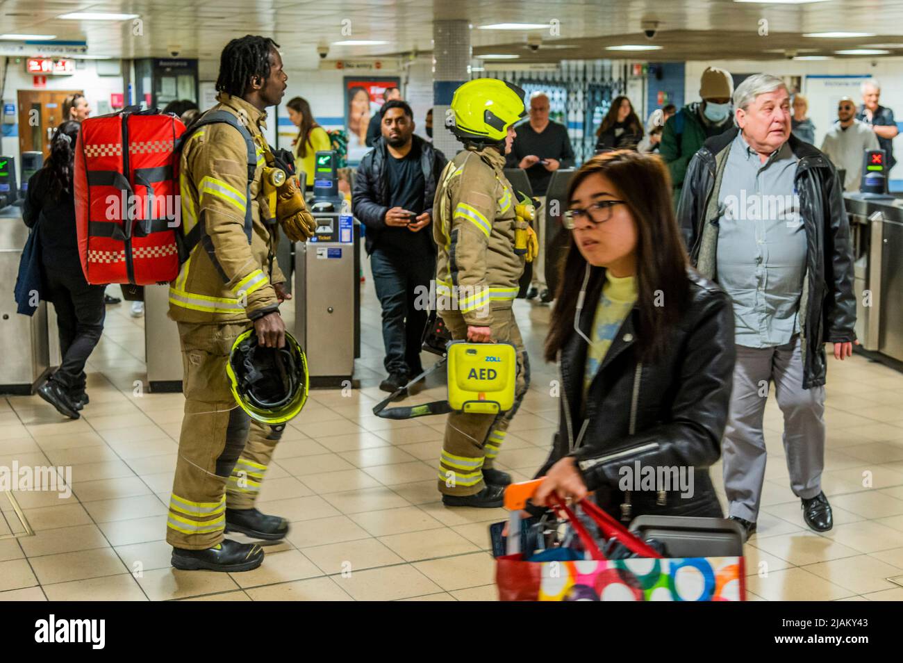 London, Großbritannien. 31.. Mai 2022. Die Feuerwehrleute kehren mit ihrem erste-Hilfe-Set zum Einsatzgebiet zurück - die Londoner Feuerwehr, die Polizei und der Rettungsdienst, einschließlich des Air Ambulance, nehmen an einem Vorfall an der U-Bahn-Station Green Park Teil. Es wurde berichtet, dass eine Person unter einem Zug war, aber der Krankenwagen nicht benötigt wurde und die Dienste der Dienststellen bald danach abreisten. Kredit: Guy Bell/Alamy Live Nachrichten Stockfoto