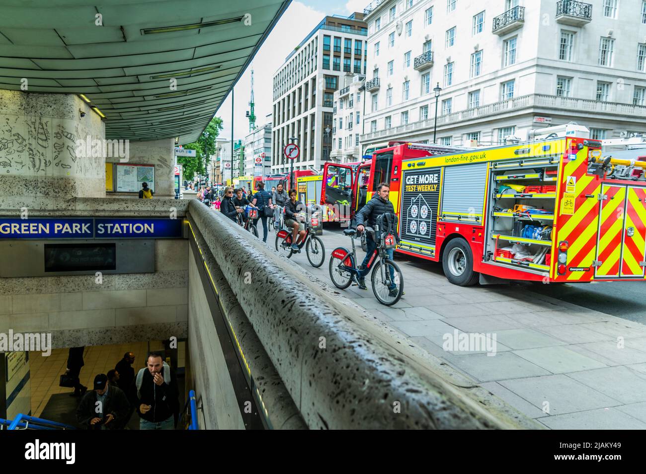 London, Großbritannien. 31.. Mai 2022. Feuerwehrfahrzeuge warten draußen - die Londoner Feuerwehr, die Polizei und der Rettungsdienst, einschließlich der Air Ambulance, nehmen an einem Vorfall an der U-Bahnstation Green Park Teil. Es wurde berichtet, dass eine Person unter einem Zug war, aber der Krankenwagen nicht benötigt wurde und die Dienste der Dienststellen bald danach abreisten. Kredit: Guy Bell/Alamy Live Nachrichten Stockfoto