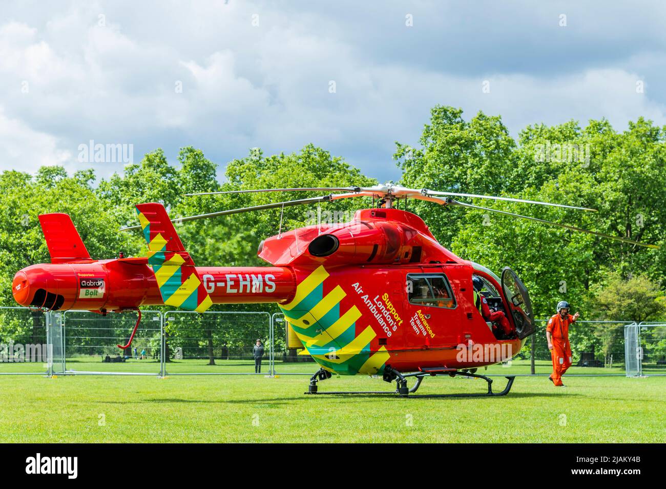 London, Großbritannien. 31.. Mai 2022. Nach der Beladung mit der Besatzung hebt der Air Ambulance ab - die Londoner Feuerwehr, die Polizei und der Ambulanzdienst, einschließlich der Air Ambulance, nehmen an einem Vorfall an der U-Bahn-Station Green Park Teil. Es wurde berichtet, dass eine Person unter einem Zug war, aber der Krankenwagen nicht benötigt wurde und die Dienste der Dienststellen bald danach abreisten. Kredit: Guy Bell/Alamy Live Nachrichten Stockfoto