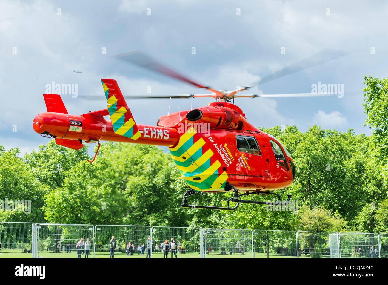 London, Großbritannien. 31.. Mai 2022. Nach der Beladung mit der Besatzung hebt der Air Ambulance ab - die Londoner Feuerwehr, die Polizei und der Ambulanzdienst, einschließlich der Air Ambulance, nehmen an einem Vorfall an der U-Bahn-Station Green Park Teil. Es wurde berichtet, dass eine Person unter einem Zug war, aber der Krankenwagen nicht benötigt wurde und die Dienste der Dienststellen bald danach abreisten. Kredit: Guy Bell/Alamy Live Nachrichten Stockfoto