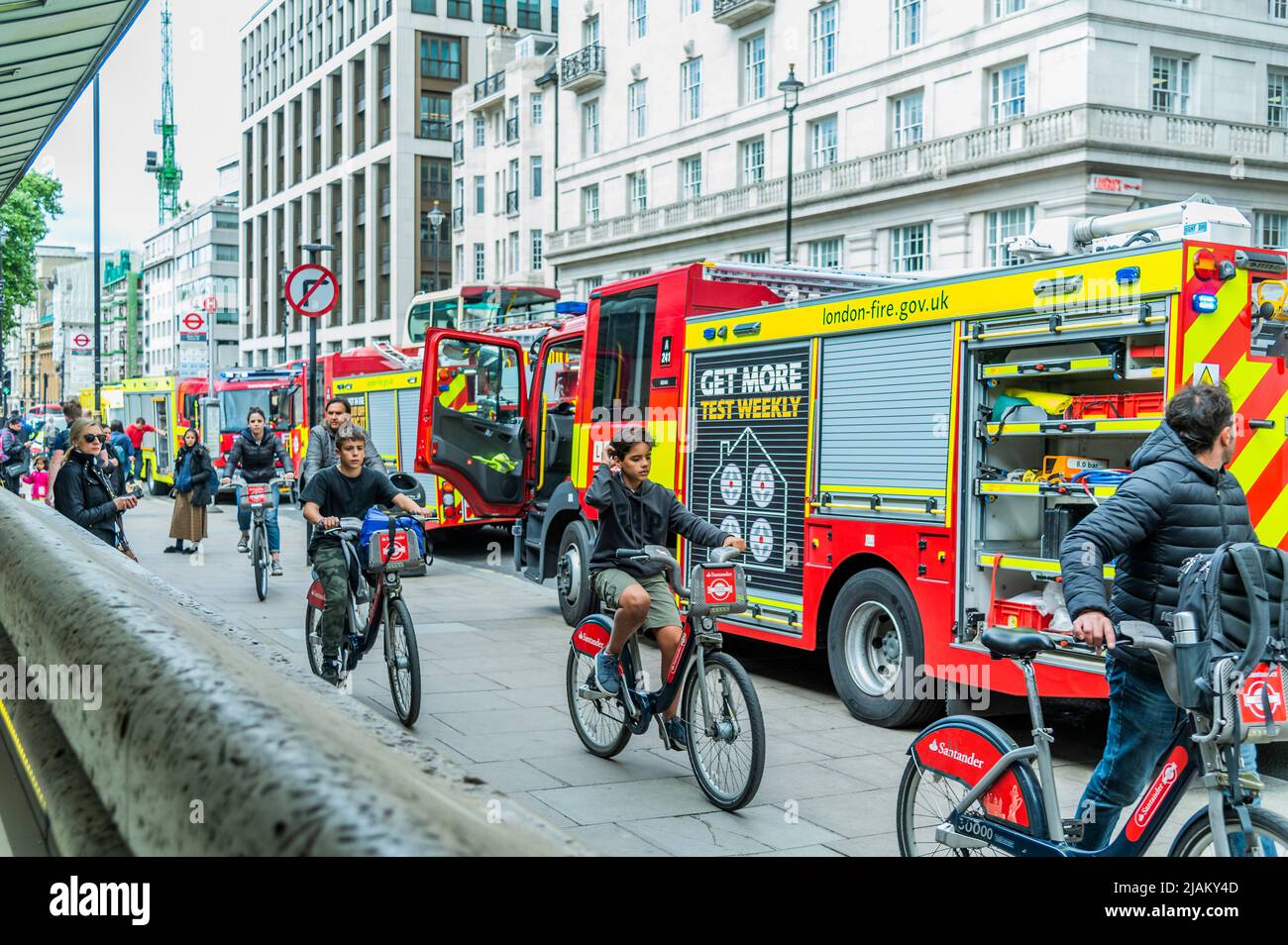 London, Großbritannien. 31.. Mai 2022. Feuerwehrfahrzeuge warten draußen - die Londoner Feuerwehr, die Polizei und der Rettungsdienst, einschließlich der Air Ambulance, nehmen an einem Vorfall an der U-Bahnstation Green Park Teil. Es wurde berichtet, dass eine Person unter einem Zug war, aber der Krankenwagen nicht benötigt wurde und die Dienste der Dienststellen bald danach abreisten. Kredit: Guy Bell/Alamy Live Nachrichten Stockfoto