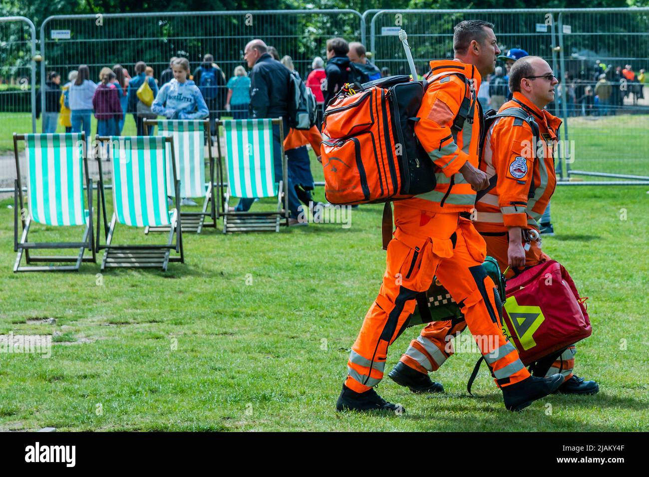 London, Großbritannien. 31.. Mai 2022. Sanitäter des fortgeschrittenen Trauma-Teams kehren zur Air Ambulance zurück, während das Leben im Sommer in Parks andauert - die Londoner Feuerwehr, die Polizei und der Rettungsdienst, einschließlich der Air Ambulance, nehmen an einem Vorfall an der Green Park U-Bahnstation Teil. Kredit: Guy Bell/Alamy Live Nachrichten Stockfoto