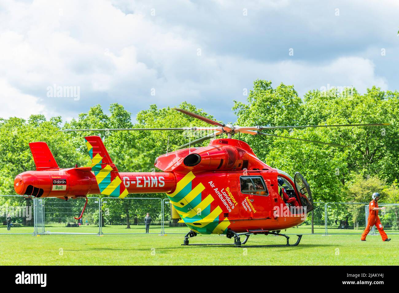 London, Großbritannien. 31.. Mai 2022. Nach der Beladung mit der Besatzung hebt der Air Ambulance ab - die Londoner Feuerwehr, die Polizei und der Ambulanzdienst, einschließlich der Air Ambulance, nehmen an einem Vorfall an der U-Bahn-Station Green Park Teil. Es wurde berichtet, dass eine Person unter einem Zug war, aber der Krankenwagen nicht benötigt wurde und die Dienste der Dienststellen bald danach abreisten. Kredit: Guy Bell/Alamy Live Nachrichten Stockfoto
