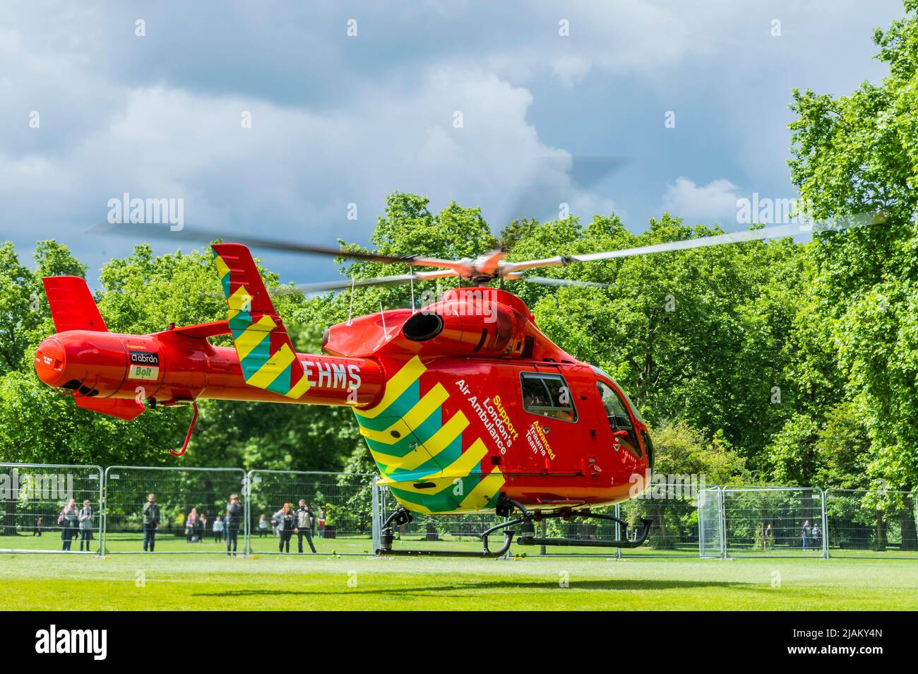 London, Großbritannien. 31.. Mai 2022. Nach der Beladung mit der Besatzung hebt der Air Ambulance ab - die Londoner Feuerwehr, die Polizei und der Ambulanzdienst, einschließlich der Air Ambulance, nehmen an einem Vorfall an der U-Bahn-Station Green Park Teil. Es wurde berichtet, dass eine Person unter einem Zug war, aber der Krankenwagen nicht benötigt wurde und die Dienste der Dienststellen bald danach abreisten. Kredit: Guy Bell/Alamy Live Nachrichten Stockfoto