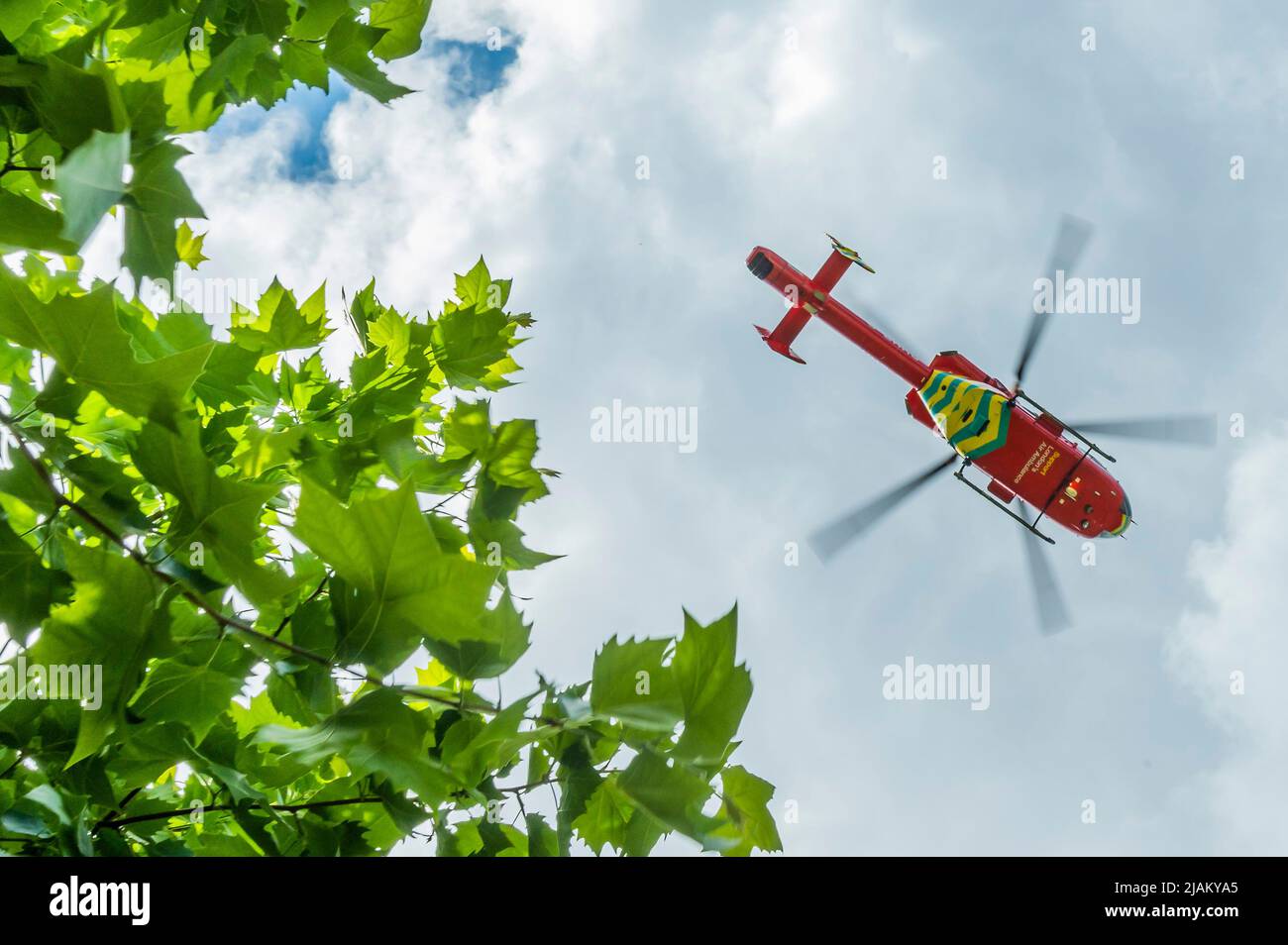 London, Großbritannien. 31.. Mai 2022. Nach der Beladung mit der Besatzung hebt der Air Ambulance ab - die Londoner Feuerwehr, die Polizei und der Ambulanzdienst, einschließlich der Air Ambulance, nehmen an einem Vorfall an der U-Bahn-Station Green Park Teil. Es wurde berichtet, dass eine Person unter einem Zug war, aber der Krankenwagen nicht benötigt wurde und die Dienste der Dienststellen bald danach abreisten. Kredit: Guy Bell/Alamy Live Nachrichten Stockfoto