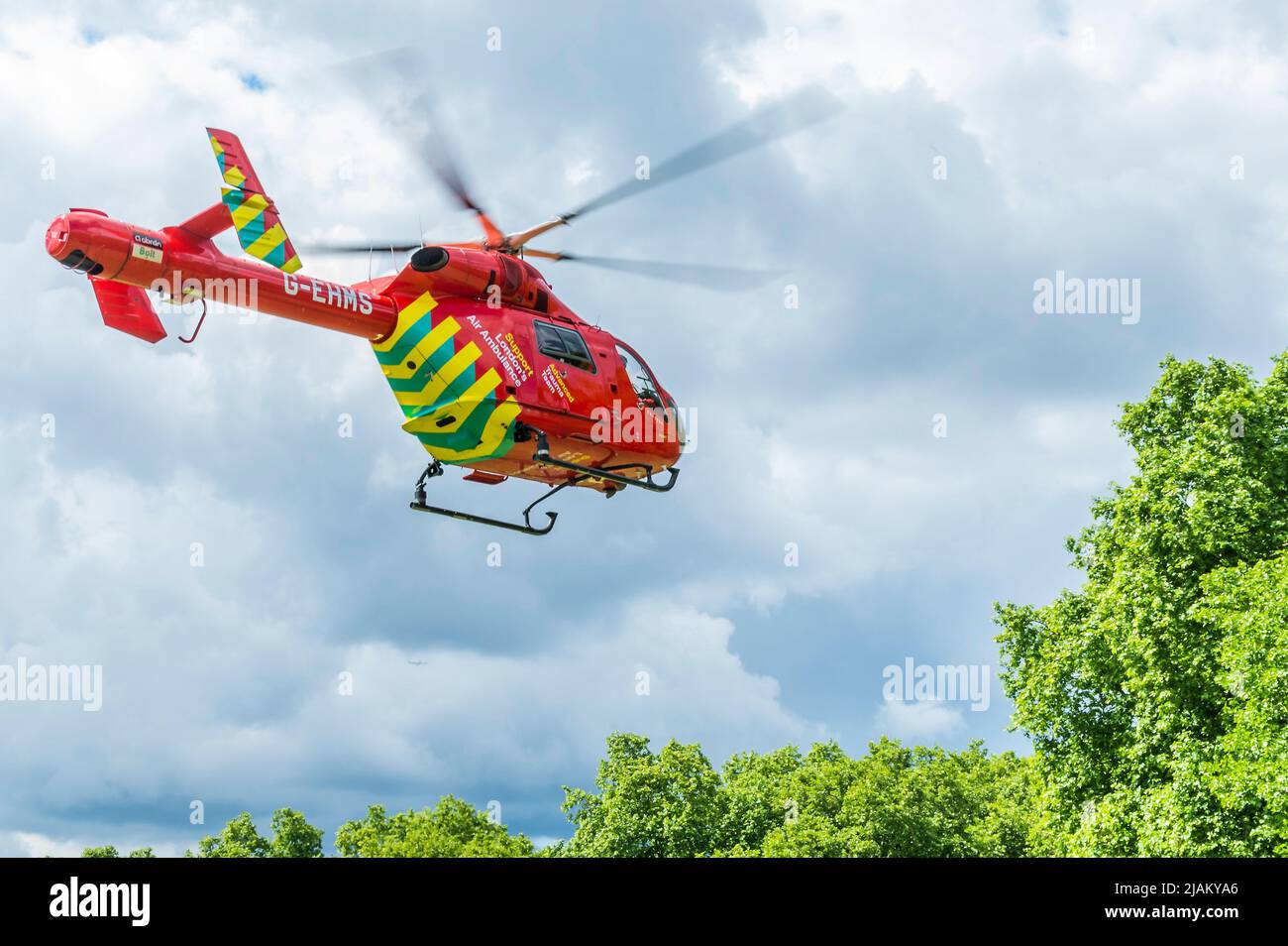 London, Großbritannien. 31.. Mai 2022. Nach der Beladung mit der Besatzung hebt der Air Ambulance ab - die Londoner Feuerwehr, die Polizei und der Ambulanzdienst, einschließlich der Air Ambulance, nehmen an einem Vorfall an der U-Bahn-Station Green Park Teil. Es wurde berichtet, dass eine Person unter einem Zug war, aber der Krankenwagen nicht benötigt wurde und die Dienste der Dienststellen bald danach abreisten. Kredit: Guy Bell/Alamy Live Nachrichten Stockfoto