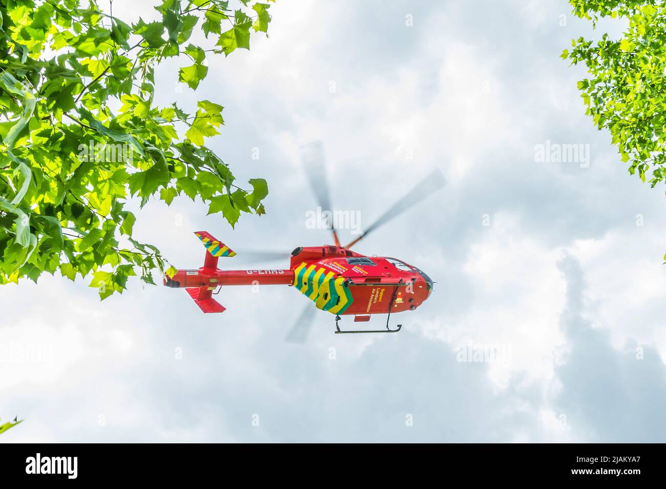 London, Großbritannien. 31.. Mai 2022. Nach der Beladung mit der Besatzung hebt der Air Ambulance ab - die Londoner Feuerwehr, die Polizei und der Ambulanzdienst, einschließlich der Air Ambulance, nehmen an einem Vorfall an der U-Bahn-Station Green Park Teil. Es wurde berichtet, dass eine Person unter einem Zug war, aber der Krankenwagen nicht benötigt wurde und die Dienste der Dienststellen bald danach abreisten. Kredit: Guy Bell/Alamy Live Nachrichten Stockfoto