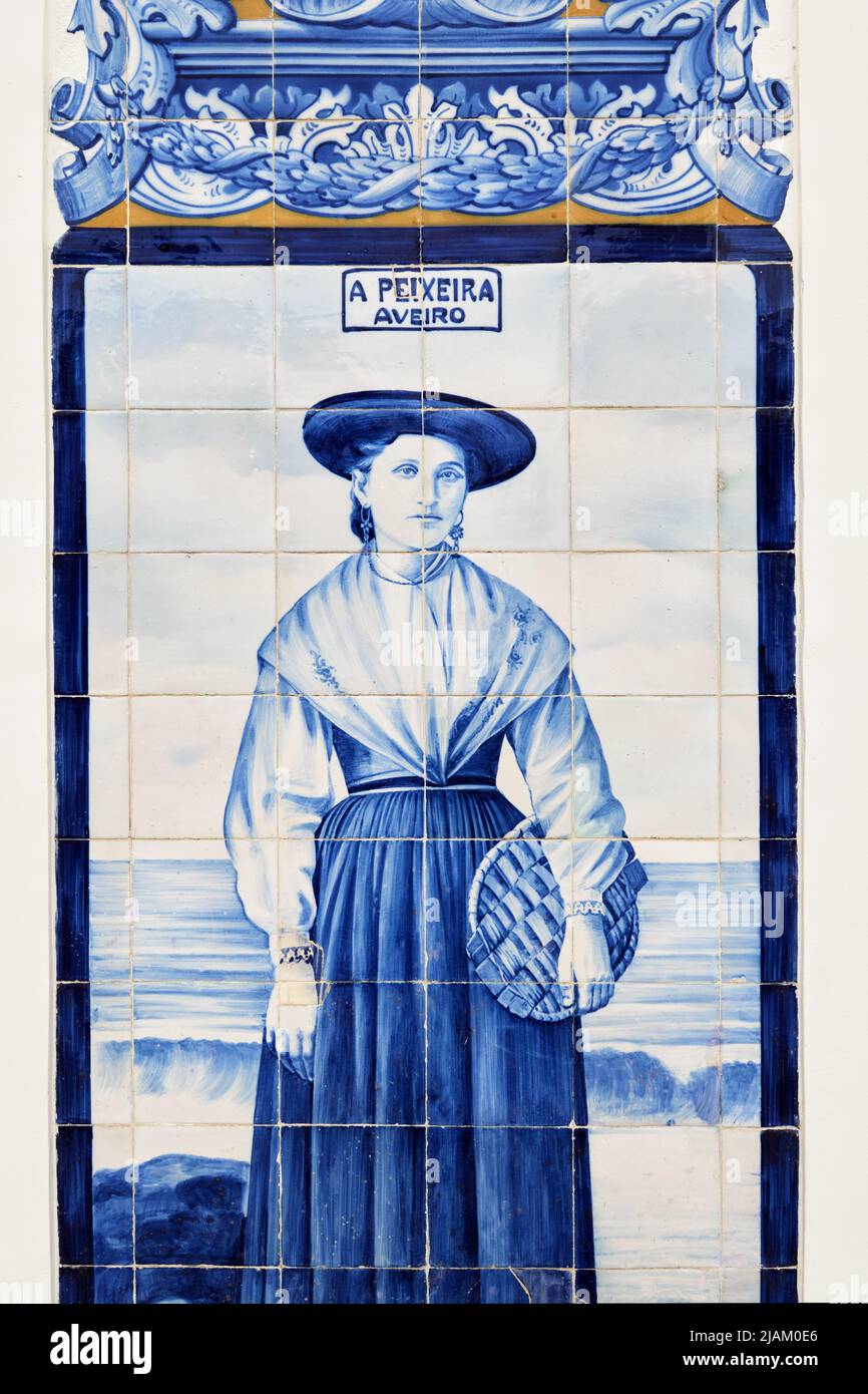 Detail eines Fischverkäufers auf einer Tafel von Azulejos-Fliesen an der Fassade des alten Bahnhofs in Aveiro, Portugal Stockfoto