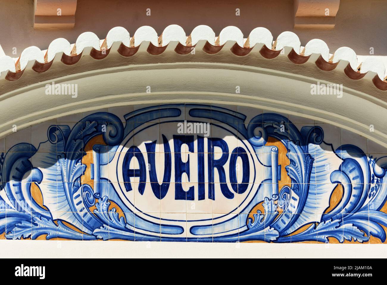 Detail einer Tafel von Azulejos-Fliesen an der Fassade des alten Bahnhofs in Aveiro, Portugal Stockfoto