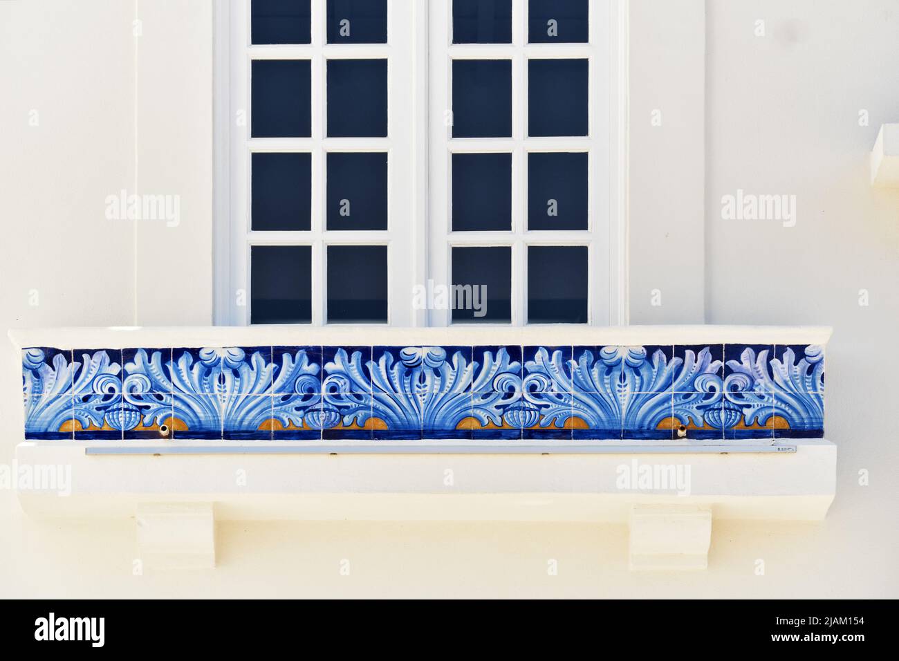 Detail der Dekoration in Azulejos Fliesen um die Fenster an der Fassade des alten Bahnhofs in Aveiro, Portugal Stockfoto