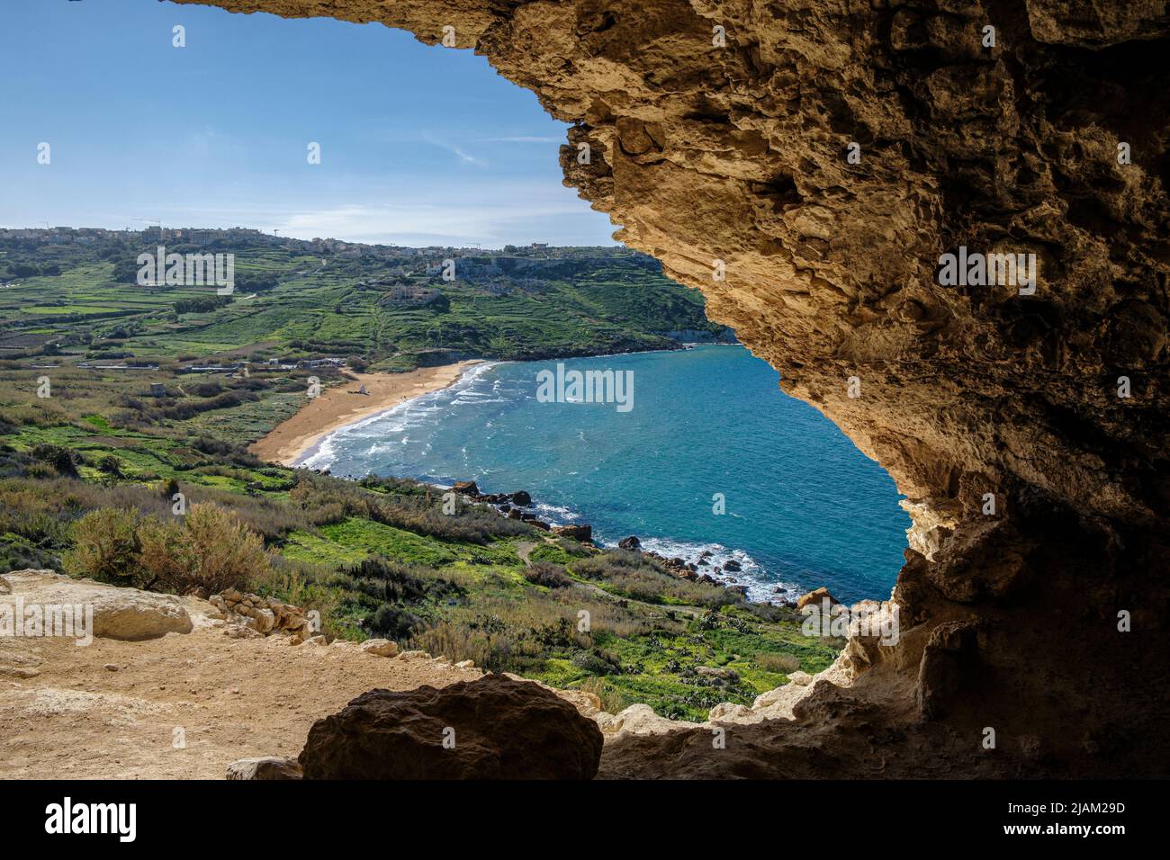 Blick auf die Ramla Bay von der Tal Mixta Cave, Gozo, Malta Stockfoto