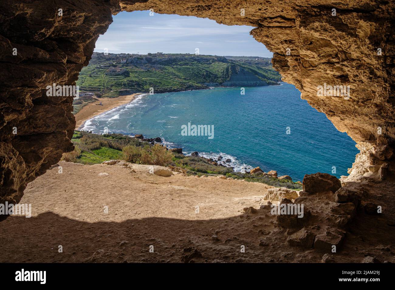 Blick auf die Ramla Bay von der Tal Mixta Cave, Gozo, Malta Stockfoto