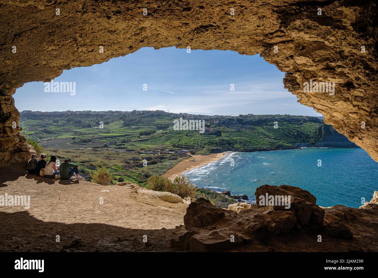 Besucher bewundern den Blick auf die Ramla Bay von der Tal Mixta Cave, Gozo, Malta Stockfoto