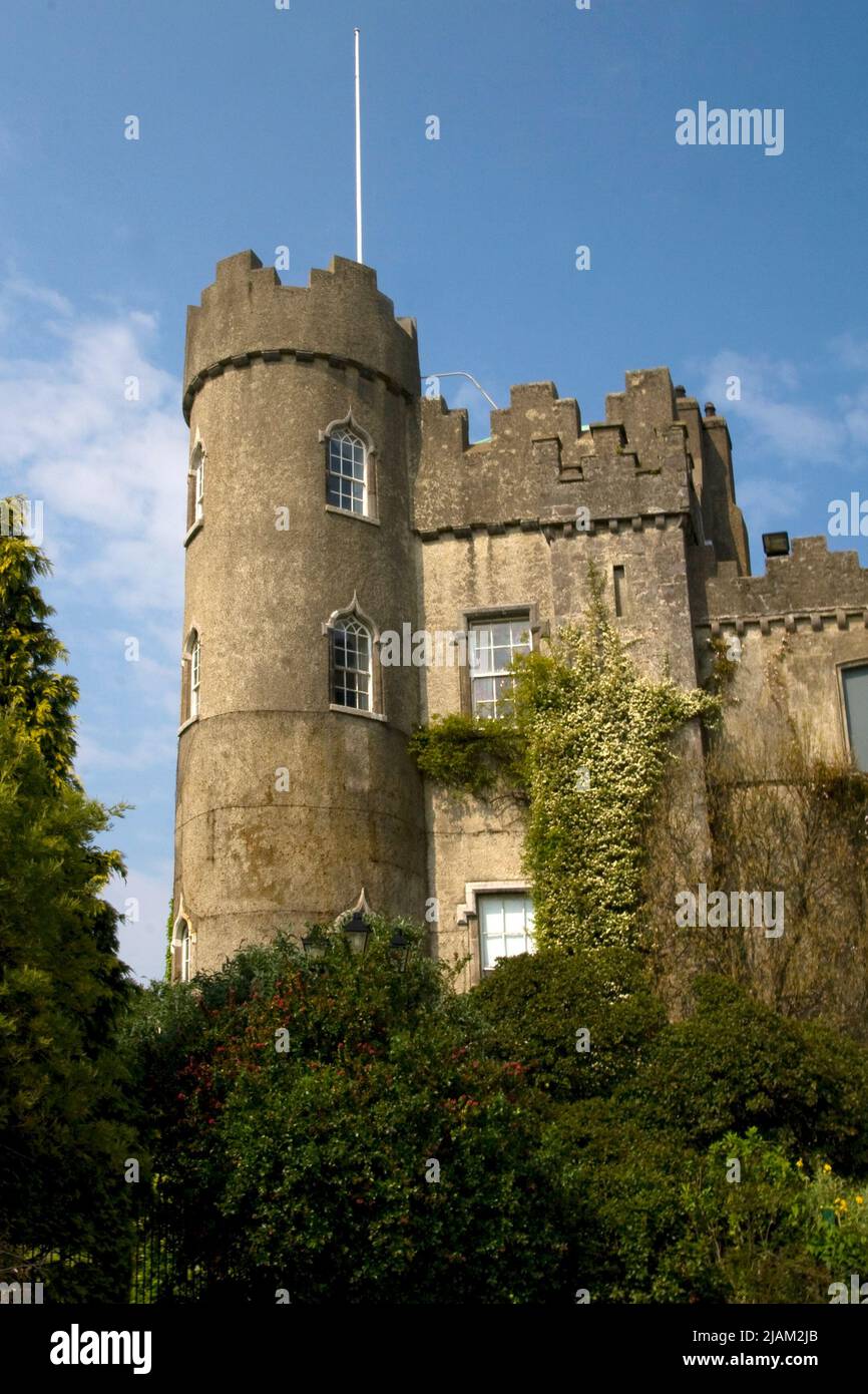 Malahide Castle ist eine normannische Struktur in der nördlichen Grafschaft Dublin, Irland. Es liegt auf 250 Hektar Parkland in der hübschen Küstenstadt Malahide. Stockfoto