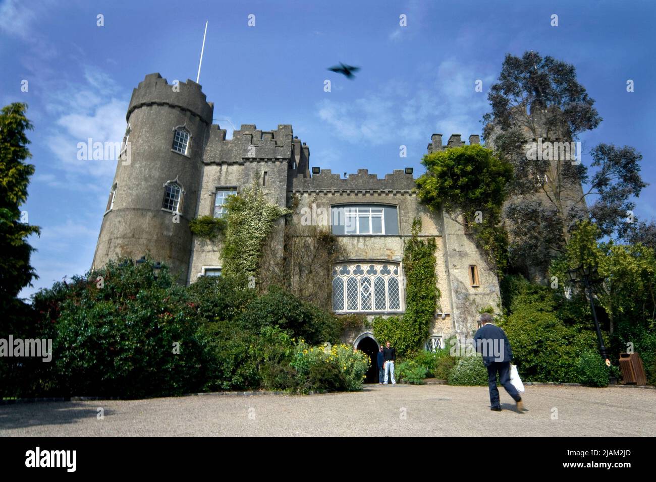 Malahide Castle ist eine normannische Struktur in der nördlichen Grafschaft Dublin, Irland. Es liegt auf 250 Hektar Parkland in der hübschen Küstenstadt Malahide. Stockfoto