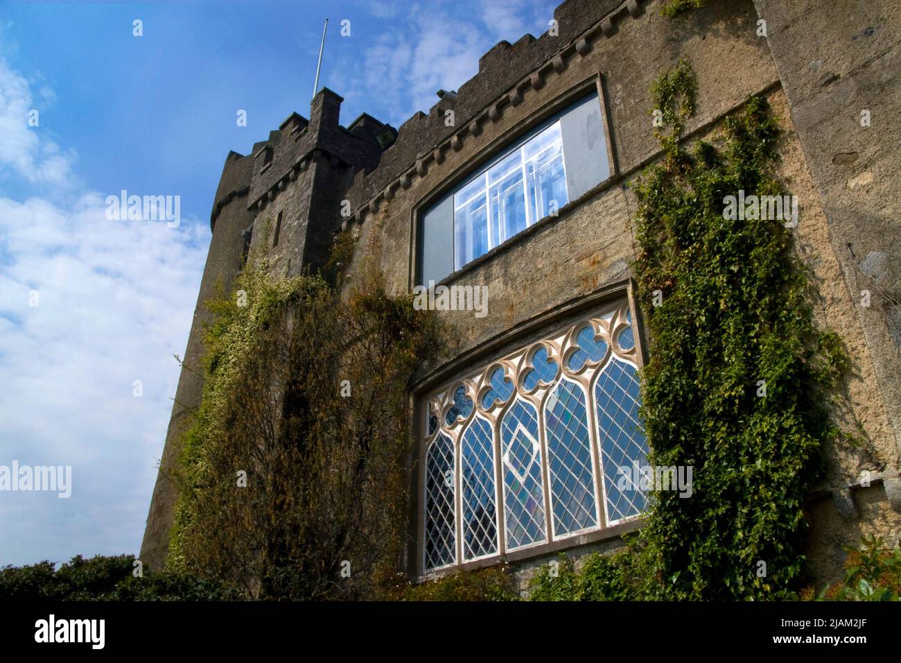Malahide Castle ist eine normannische Struktur in der nördlichen Grafschaft Dublin, Irland. Es liegt auf 250 Hektar Parkland in der hübschen Küstenstadt Malahide. Stockfoto