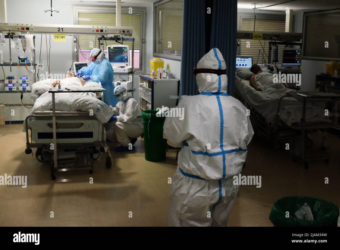 Die Intensivstation des Krankenhauses Severo Ochoa in Madrid, Spanien, mit einigen Covid-Patienten, während der covid-Pandemie. Stockfoto