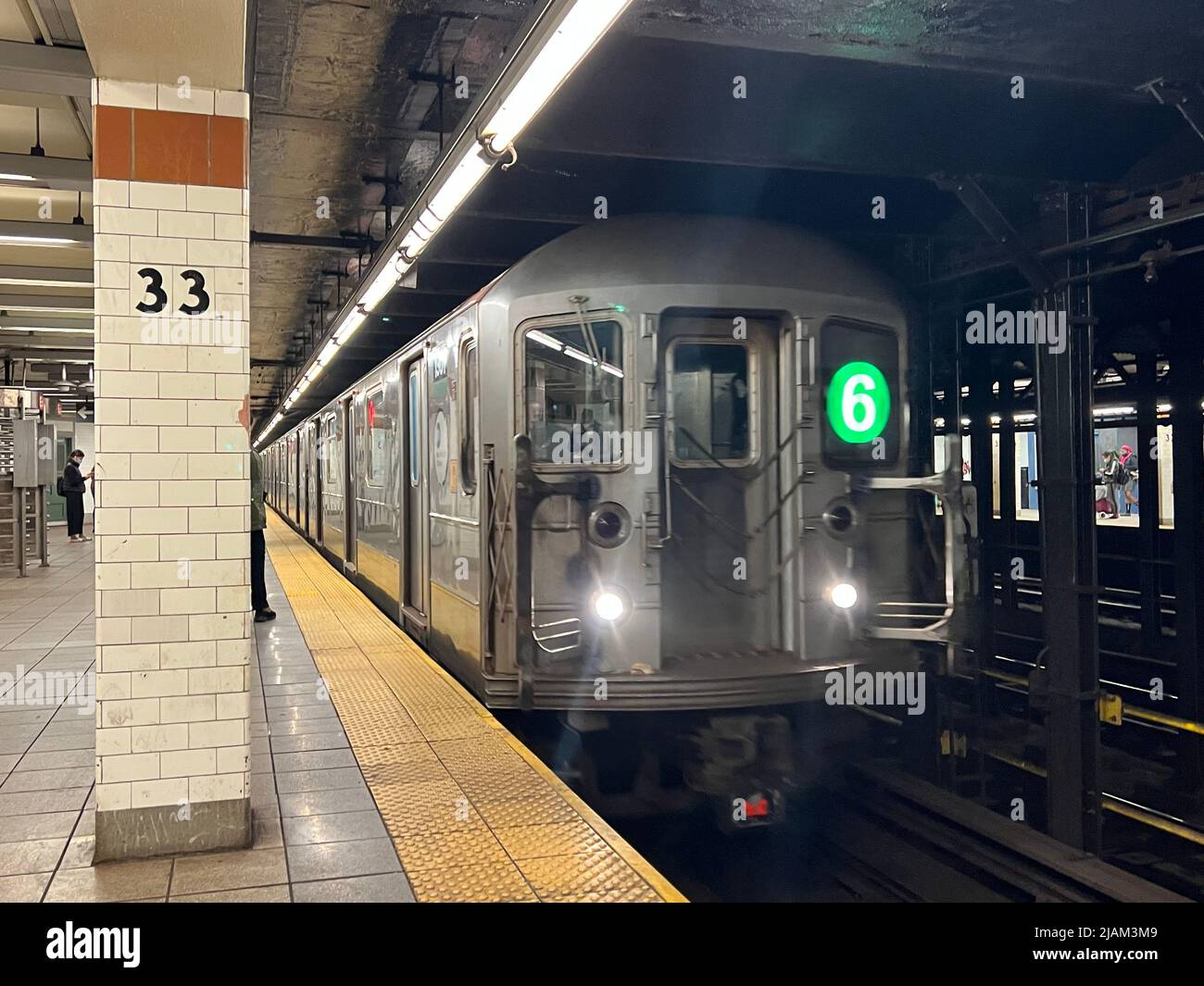 Local 6 fährt in die 33. Street Station auf der East Side von Manhattan, NYC. Stockfoto