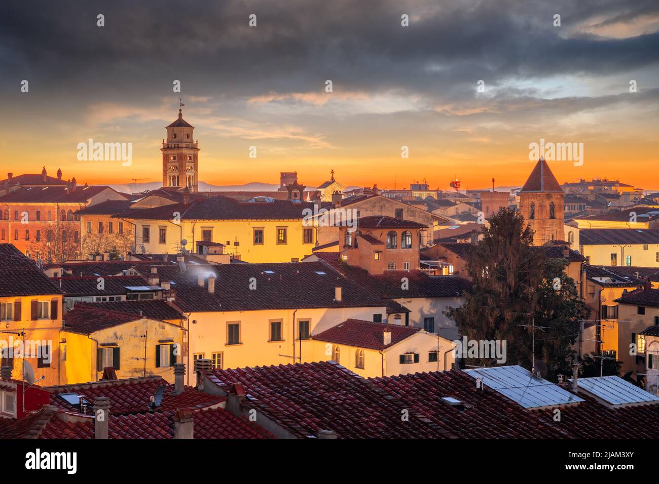 Pisa, Toskana, Italien Skyline der Stadt bei Dämmerung. Stockfoto