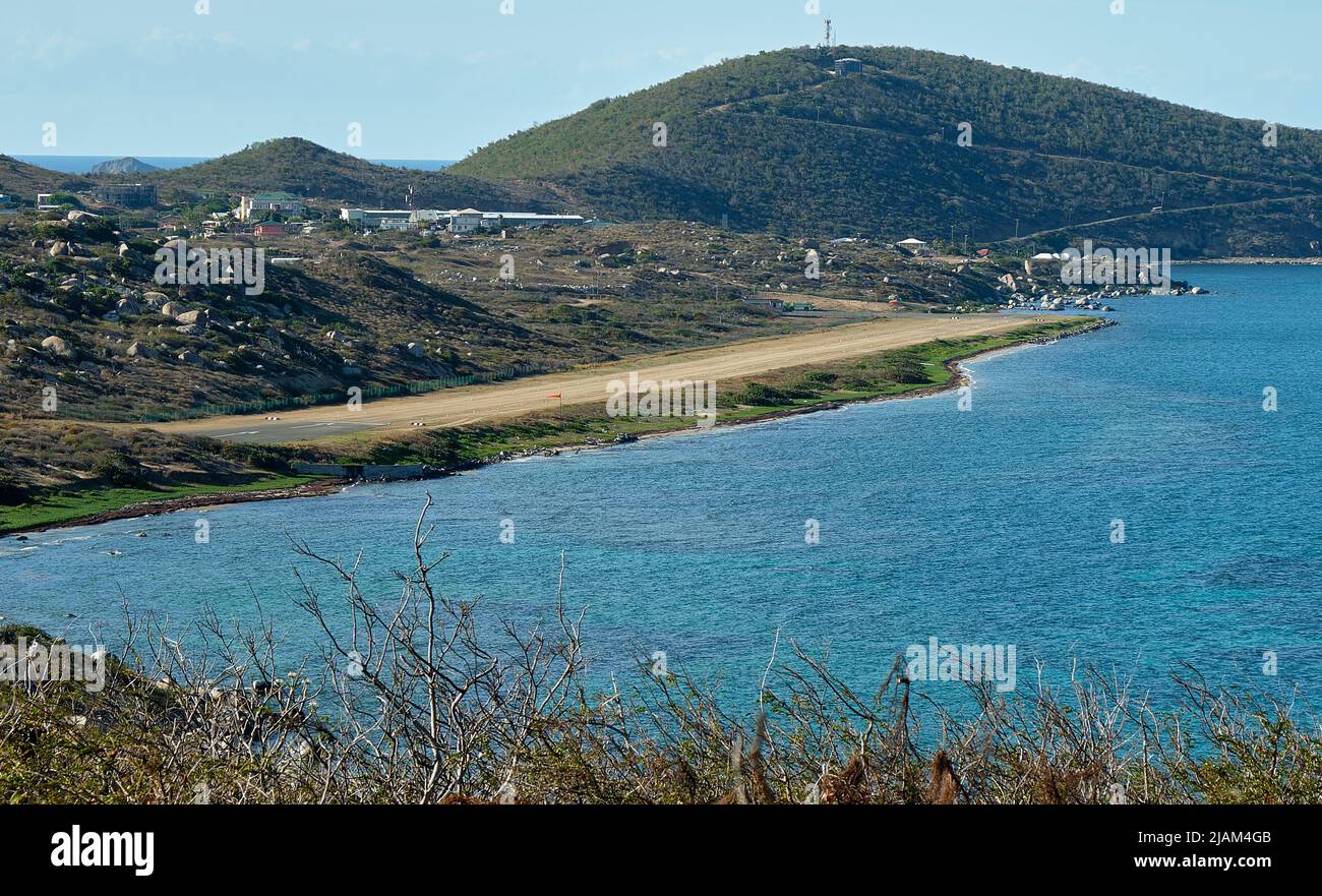 Die Feldbahn des Flughafens Taddel Bay, Virgin Gorda, Britische Jungferninseln. Diese Ansicht stammt von Coppermine Point. Stockfoto