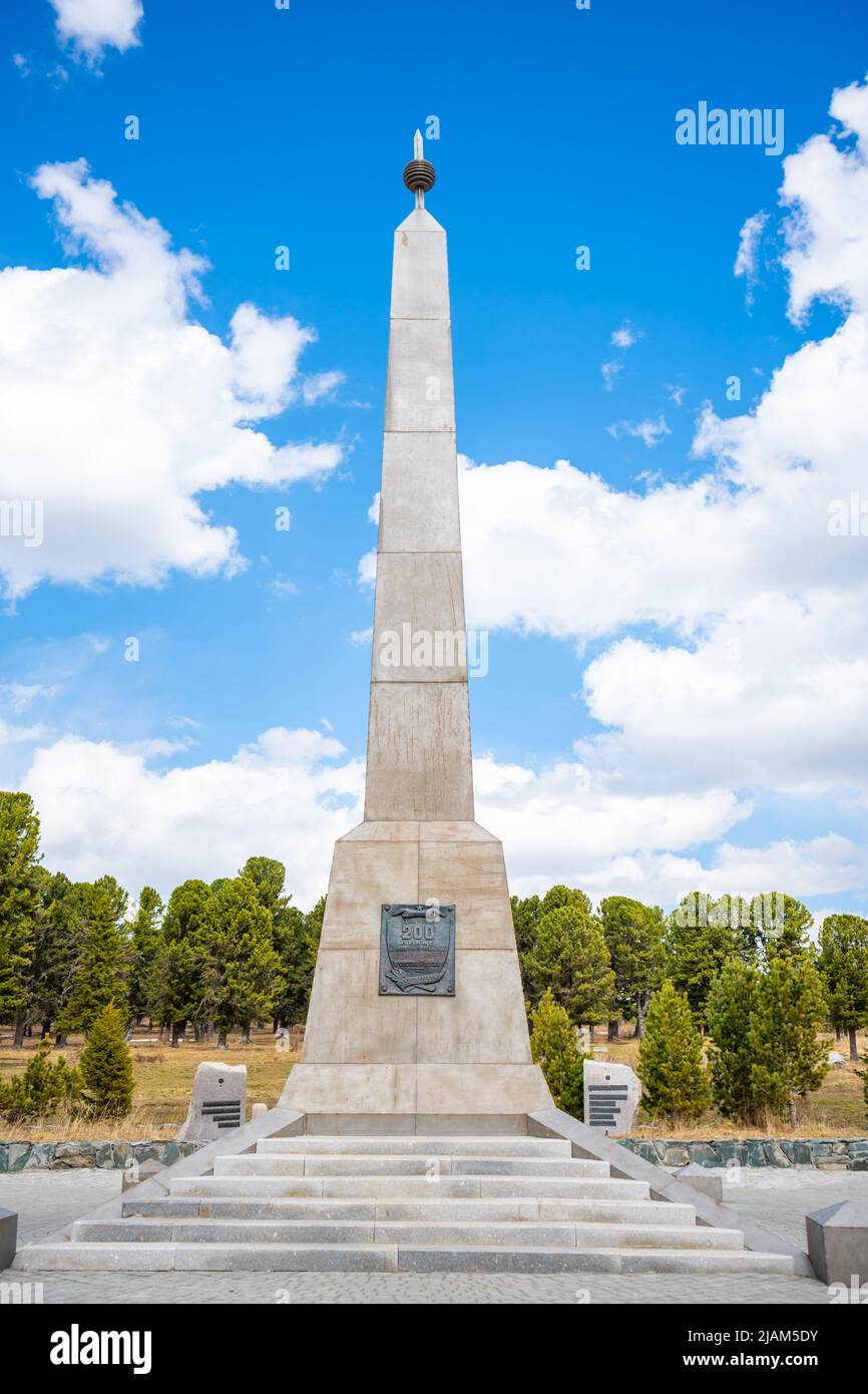 Altai, Russland - 7. Mai 2022: Denkmal zum 200. Jahrestag des freiwilligen Eintritts des Altai-Gebirges in Russland auf dem Seminsky-Pass. Stockfoto