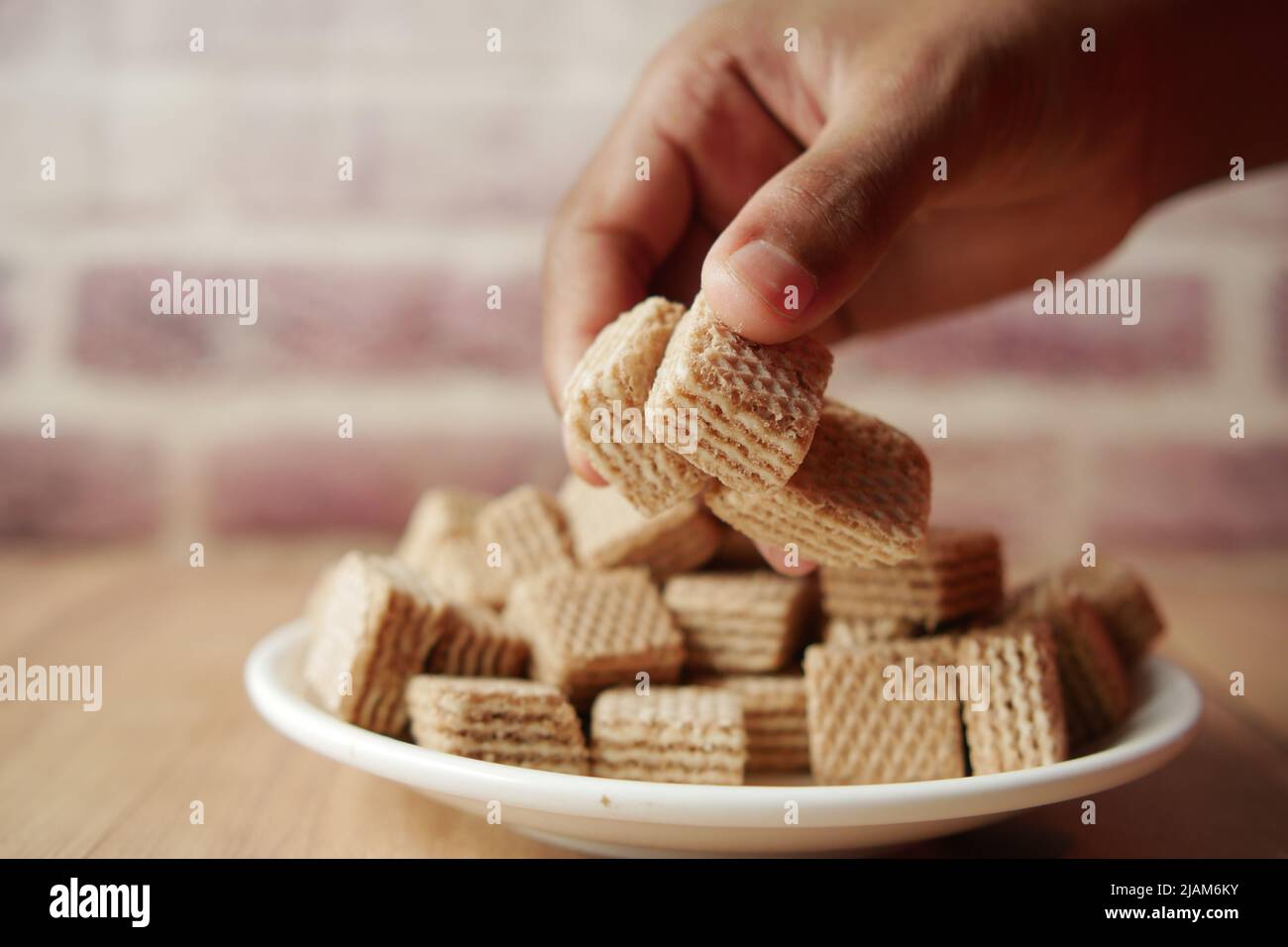 Wählen Sie eine kleine würfelförmige Waferrolle Schokolade Stockfoto