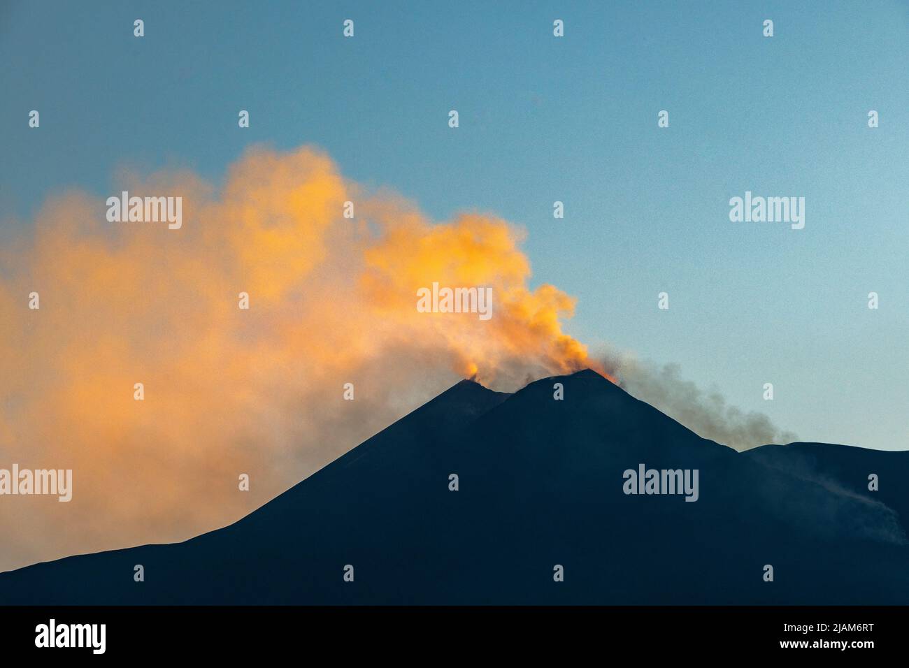 Rauch, der beim Sonnenuntergang aus dem Südostkrater des Ätna (3357m), Sizilien, Italien, strömt. Anfang Mai 2022 wurde hier eine neue Spalte eröffnet Stockfoto